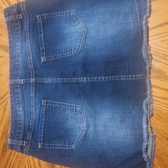 Denim Skirt distressed with crochet patch - Picture 5 of 5